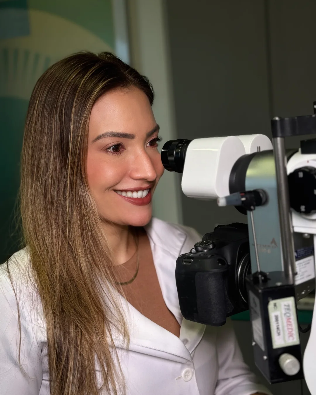 Exame oftalmológico com lâmpada de fenda na Cohen Oftalmologia em Manaus